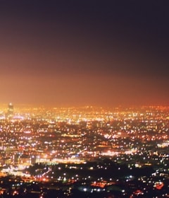灯火通明的城市夜景