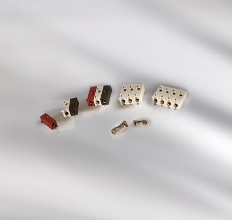 可释放插入式连接器