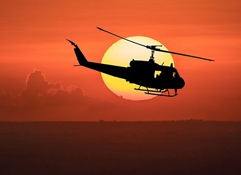 Helicóptero al atardecer