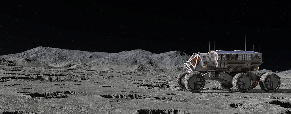 Vehículo espacial conduciendo en la superficie de la luna.