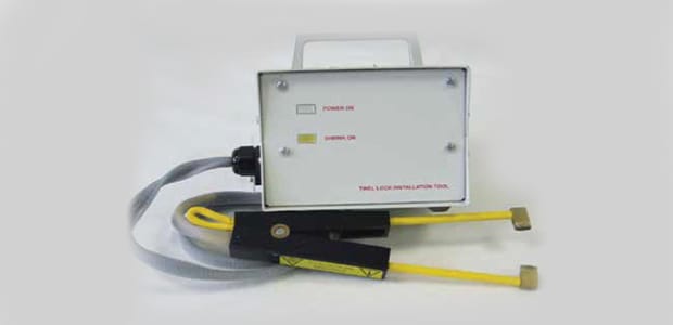 図 2: TE AD-5000 取り付け工具は、Tinel-Lock を正しい位置にシールド接続するために使用します。
