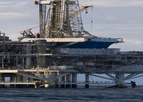 通过海上生产平台开展海底石油钻井。