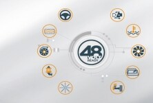 Empreinte faite dans l'herbe avec le logo 48V
