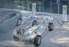 Vehículo eléctrico que circula por una carretera