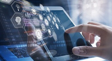 Un ingénieur développe une solution pour répondre aux besoins d'un client.