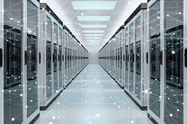 IT-Ingenieure betreiben im Kontrollraum eines Rechenzentrums generative KI-Systeme.