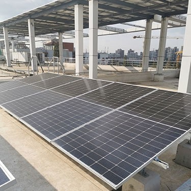 安装在 TE 中国上海工厂的太阳能电池板。