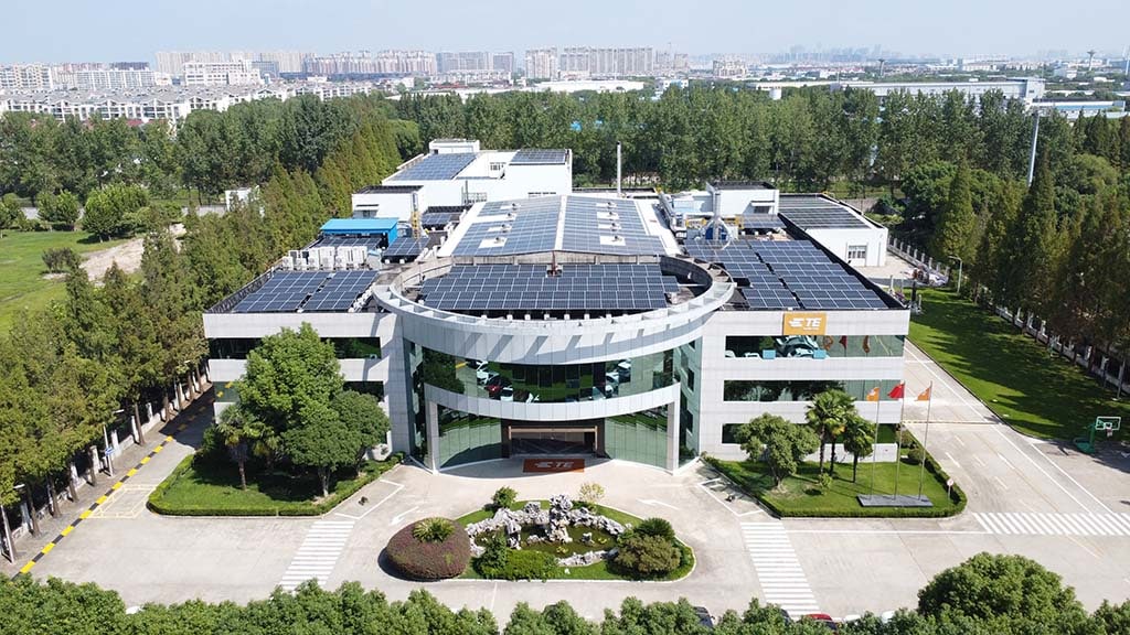 TE 位于中国江苏省昆山市的工厂的太阳能电池板屋顶。