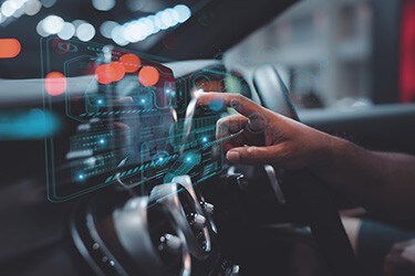 Un hombre opera el software que hace funcionar a un carro
