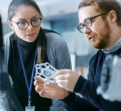 Ingenieros hablan sobre una pieza impresa en 3D para tecnologías médicas.