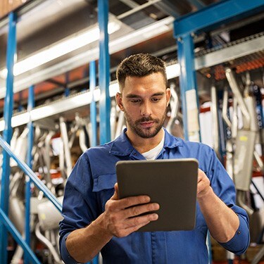 Ein Mann arbeitet an einer Software für Fabrikautomation