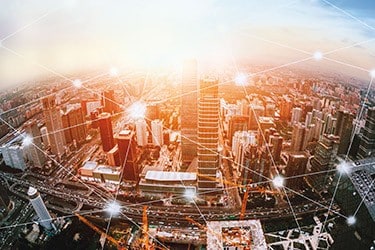 航拍照片中由智能电网供电的智慧城市。