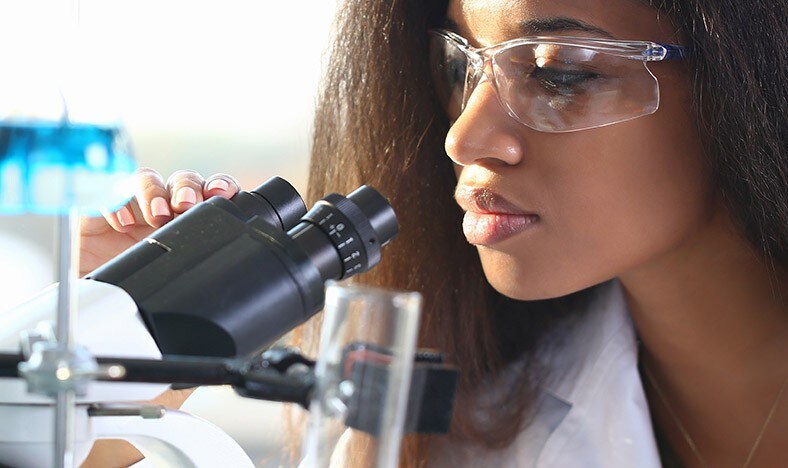 Ein Wissenschaftler in einem Materiallabor untersucht Polymere.