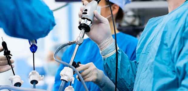 外科医生使用先进的医疗设备执行微创外科手术。
