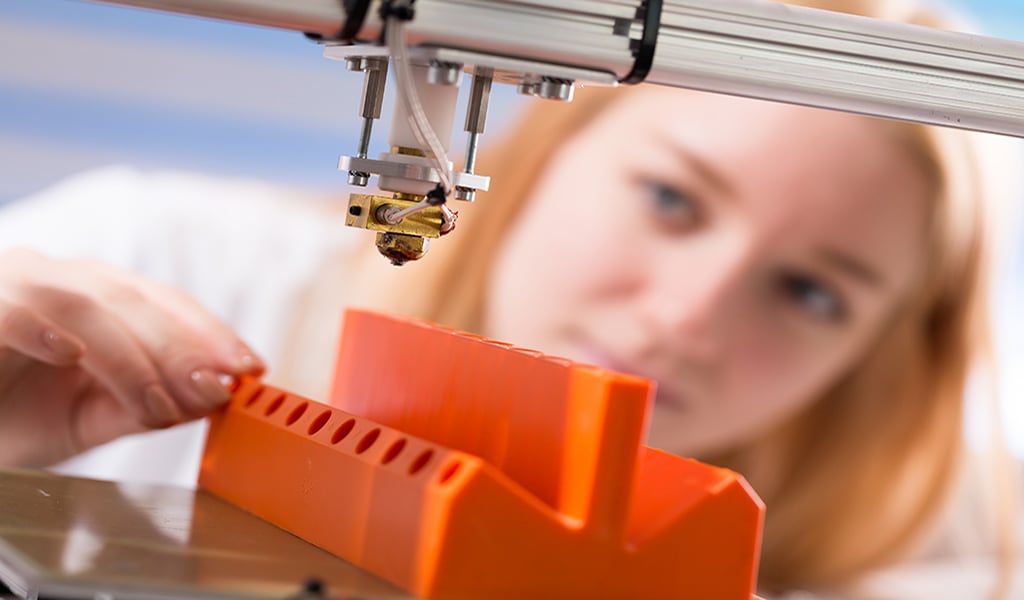 在 TE，我们投资了一整套 3D 打印技术。
