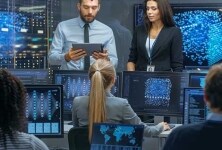 数据中心控制室的 IT 工程师运行生成式 AI 系统。