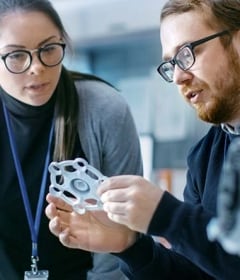 材料科学家在材料科学实验室检查 3D 打印原型。