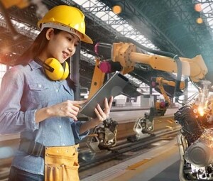 一位女性工程师设计工厂协作机器人来实现工业自动化。