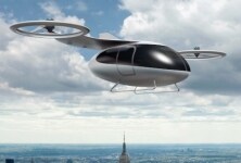 一架 eVTOL 飞越城市中心。