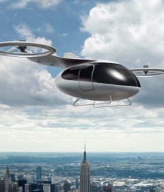 一架 eVTOL 飞越城市中心。