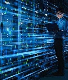 数据中心控制室的 IT 工程师运行生成式 AI 系统。