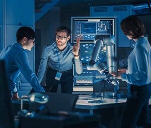 Ingenieure arbeiten an einem Roboterarm in einer intelligenten Fabrik