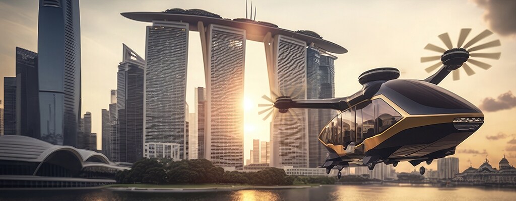 Un eVTOL survolant la ville au coucher du soleil.