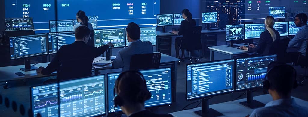 数据中心控制室的 IT 工程师运行生成式 AI 系统。