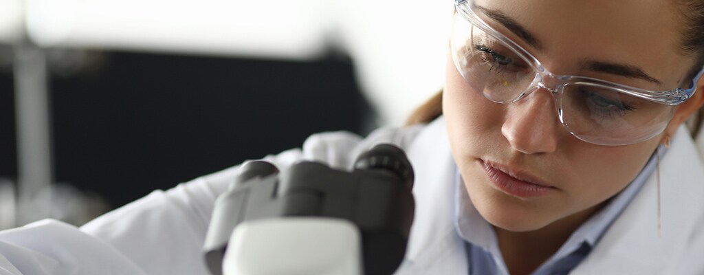 Una mujer conduce trabajo de investigación sobre un nuevo material en un laboratorio