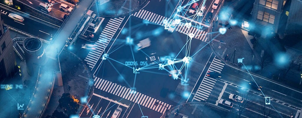 城市十字路口鸟瞰图,体现了未来无人驾驶汽车相互作用的概念。