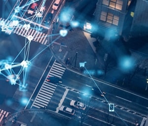 城市十字路口鸟瞰图,体现了未来无人驾驶汽车相互作用的概念。