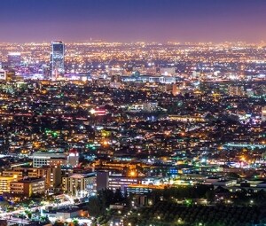 Ciudad iluminada por la noche