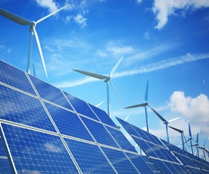 可再生能源发电站的风力涡轮机和太阳能电池板。