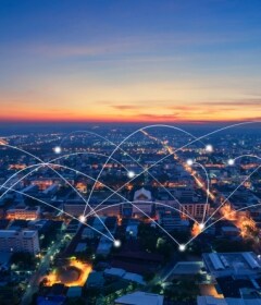 Une ville la nuit, les lumières qui traversent l'horizon brillent de mille feux.