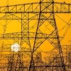 夕陽をバックにした架空送電線