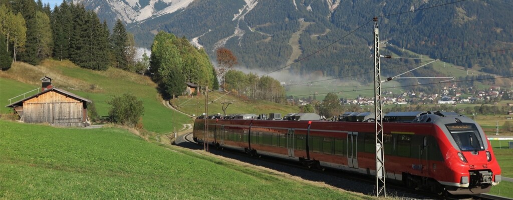 山脉中穿行的奥地利火车