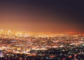 灯火通明的城市夜景