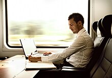 一位男士正在使用笔记本电脑