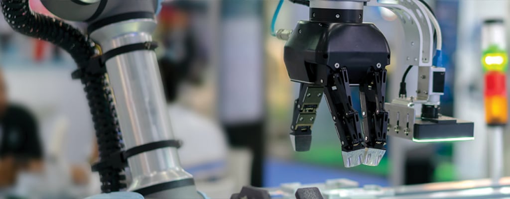 TE Connectivity のオートメーション センサが搭載された製造装置のロボット アーム