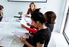 Ein Team hält ein Meeting zu einem aktuellen Projekt