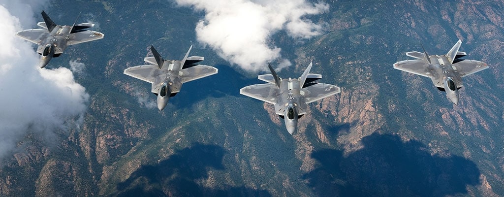 aeronaves militares en vuelo